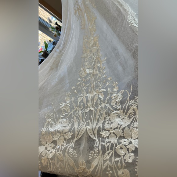 Wedding Dress with Veil for Sale - Never Worn with Tags - Picture 3 of 8